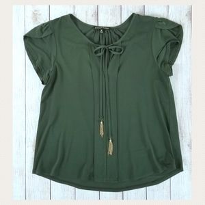 Sz M Olive Green Short Sleeve Key Hole Top